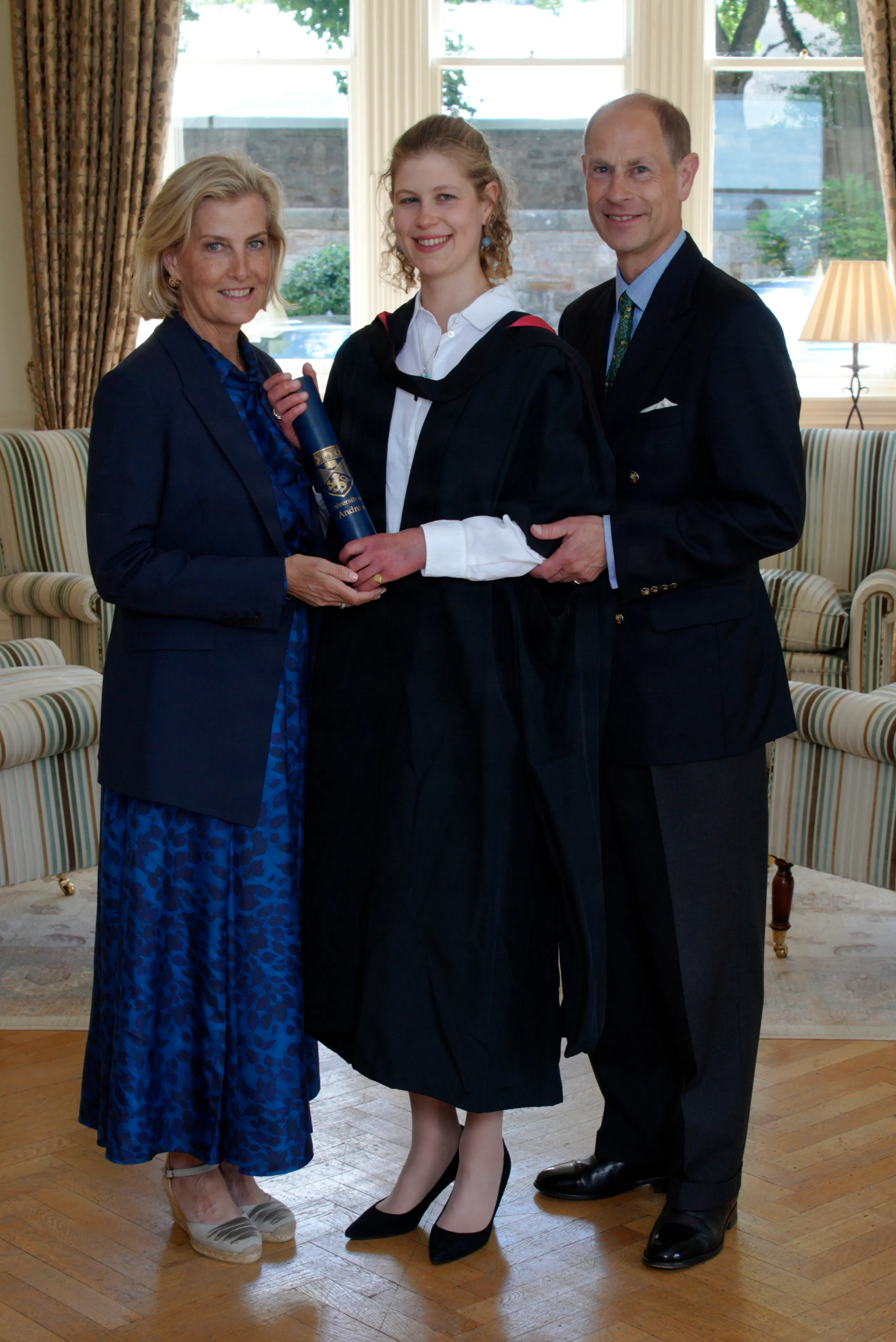 Lady Louise Mountbatten-Windsor med forældrene hertuginde Sophie og prins Edward i University House efter dimissionen fra St Andrews University.