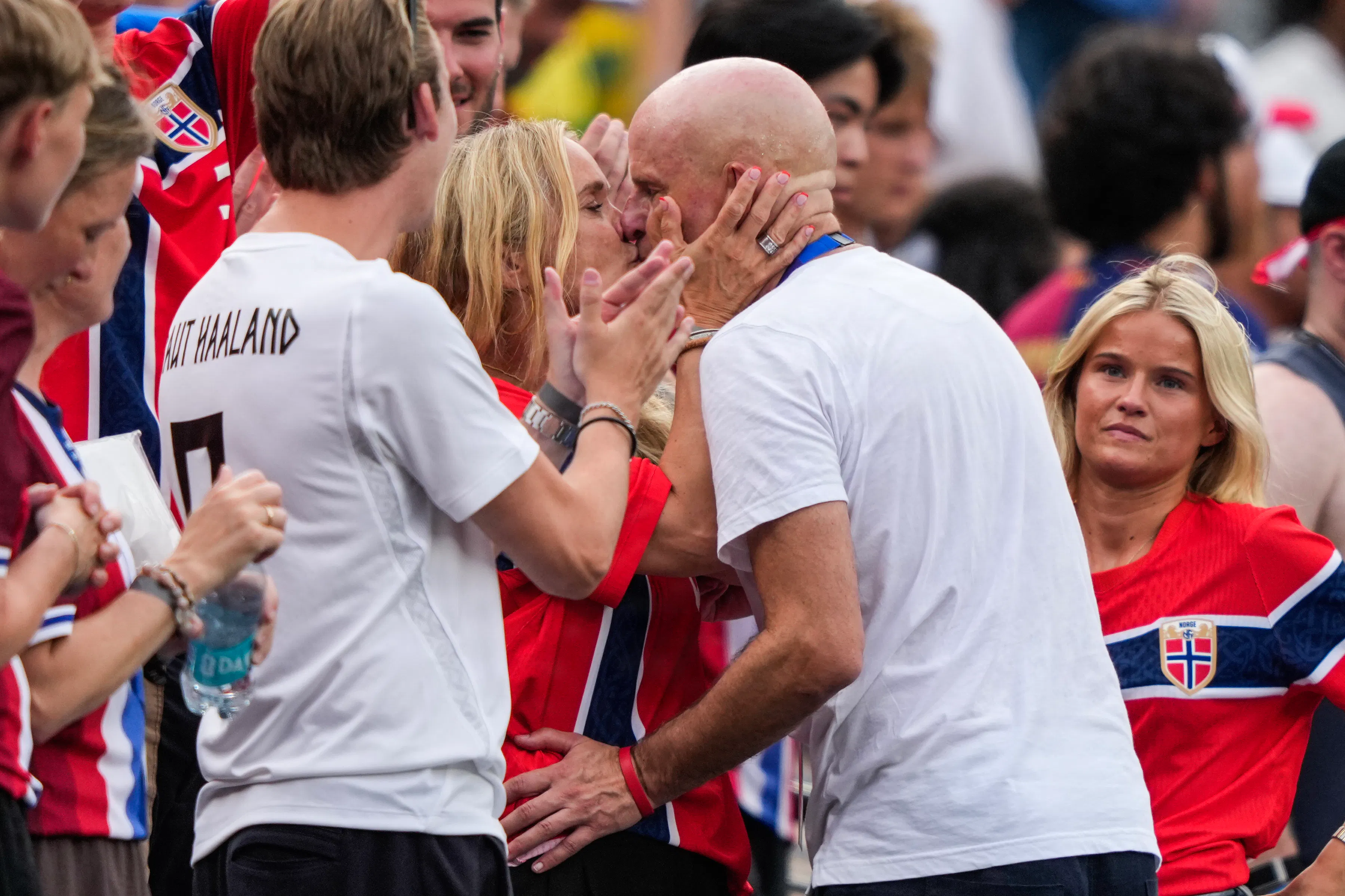 Efter kampen mellem Norge og Brasilien stod Anniken Solbakken klar med kys til Ståle. 
