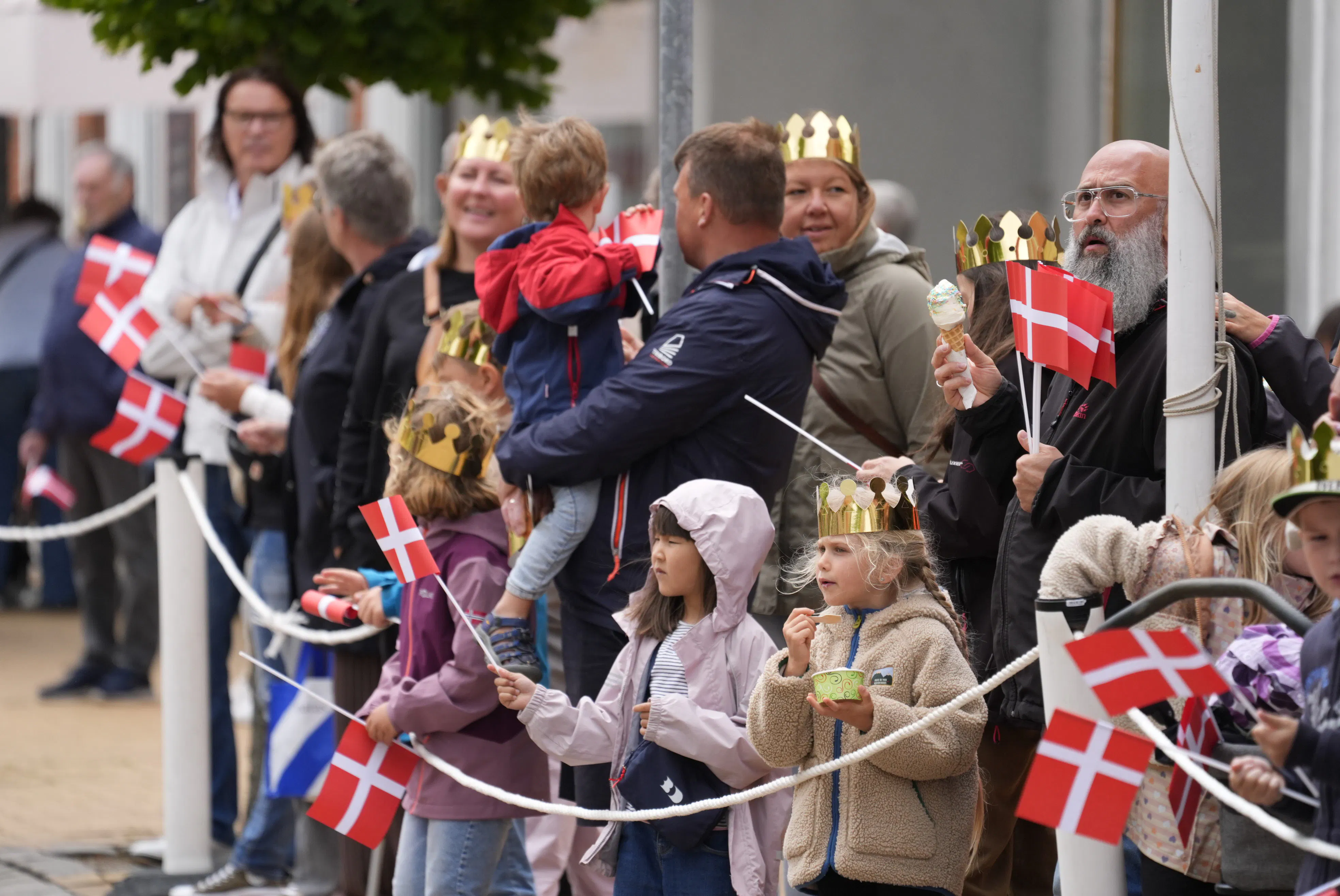 Mange var mødt op for at tage imod kongefamilien i Gråsten.