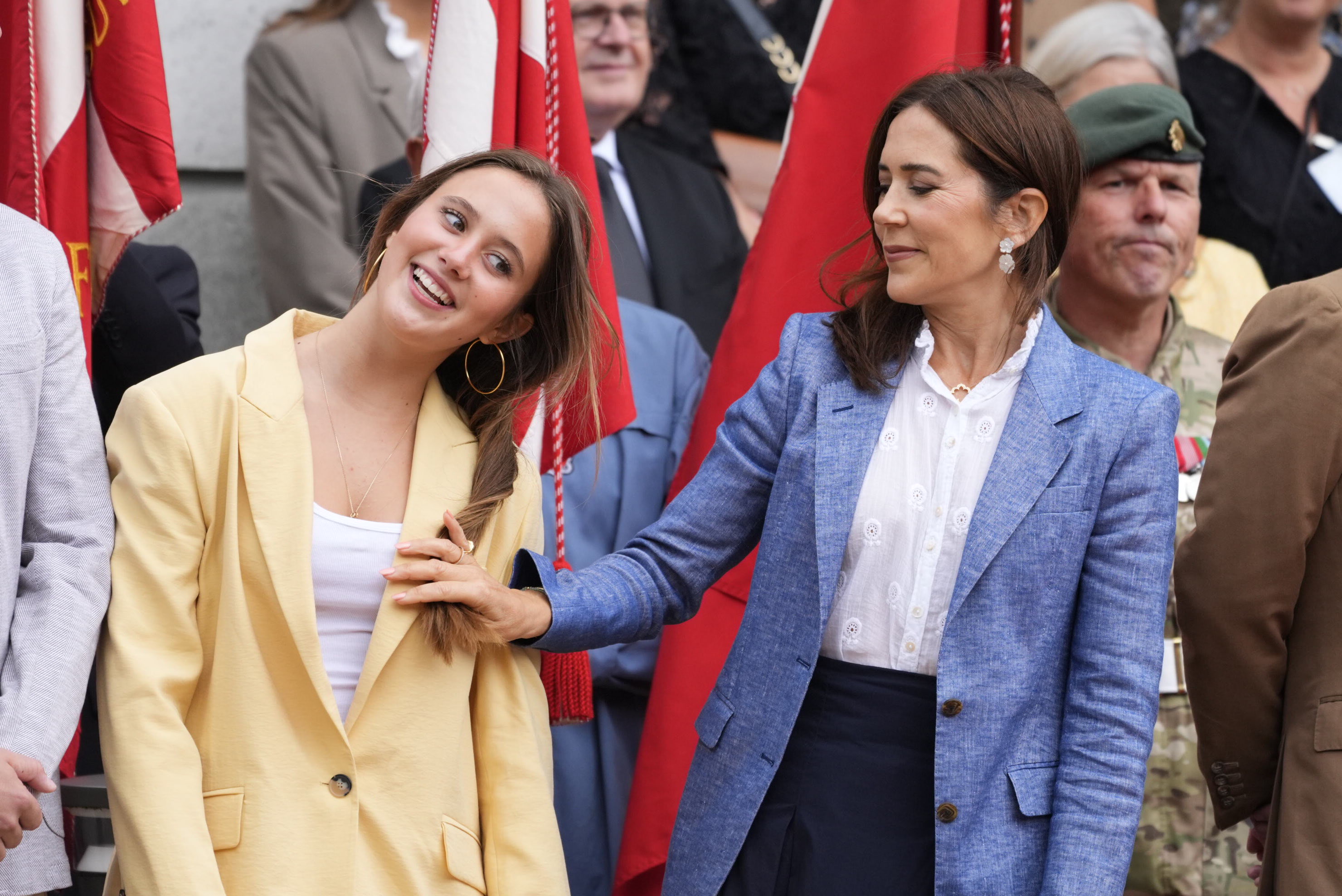 Dronning Mary hjalp prinsesse Josephine med håret. 