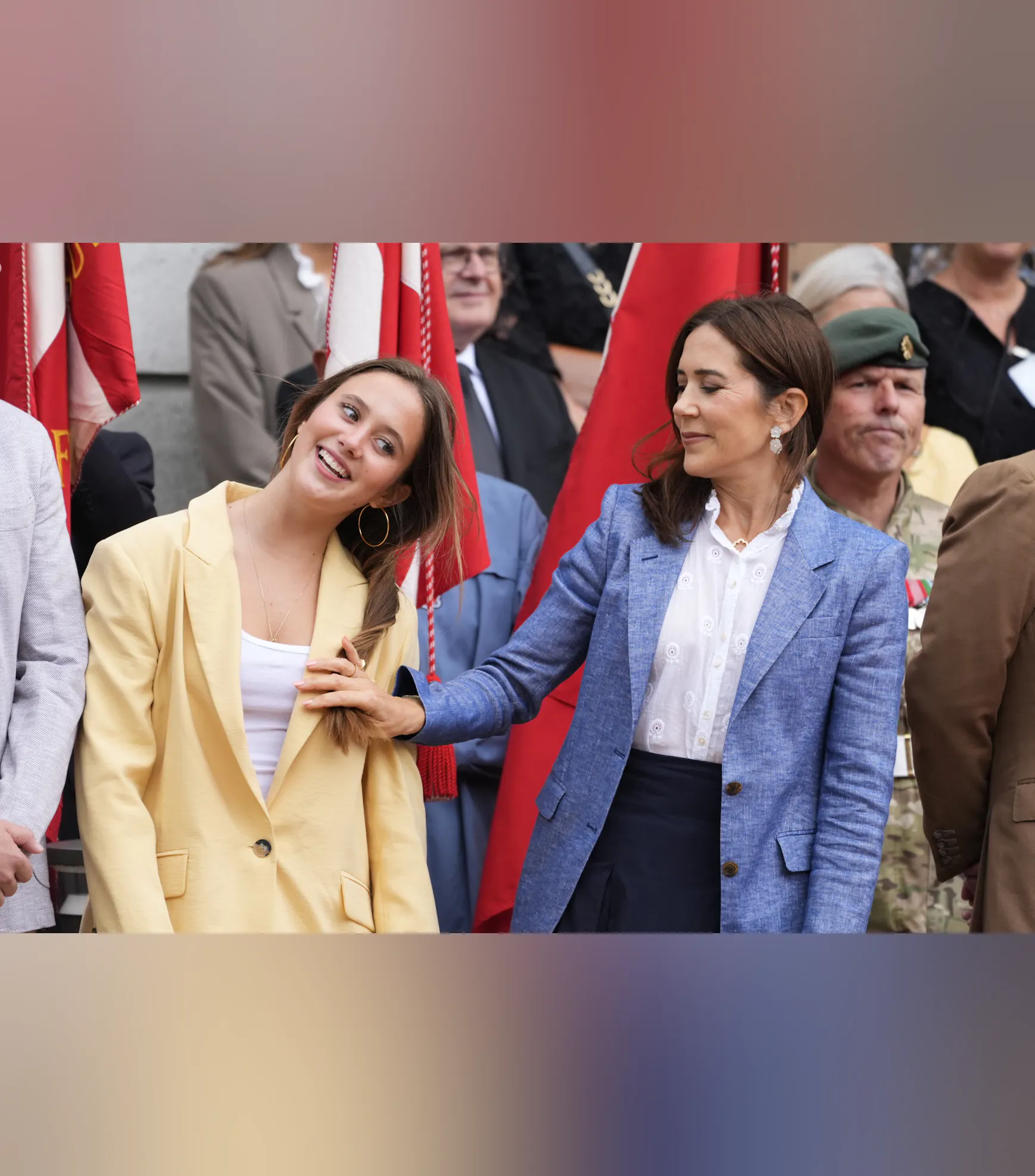 Dronning Mary hjalp prinsesse Josephine med håret.