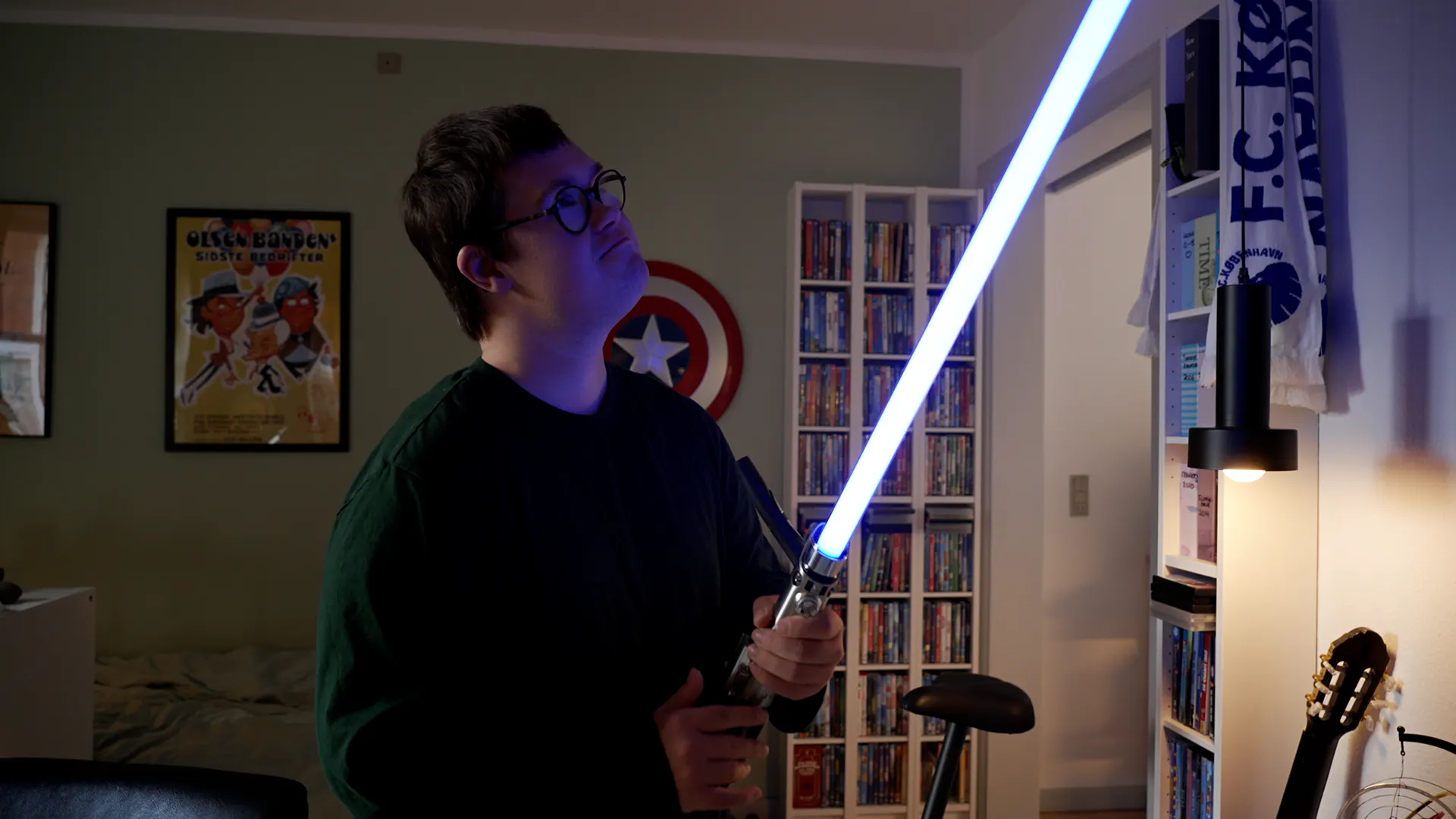 Lasse fra "Ups, vi er voksne" er helt vild med film, så han har selvfølgelig også et Star Wars-lyssværd. 
