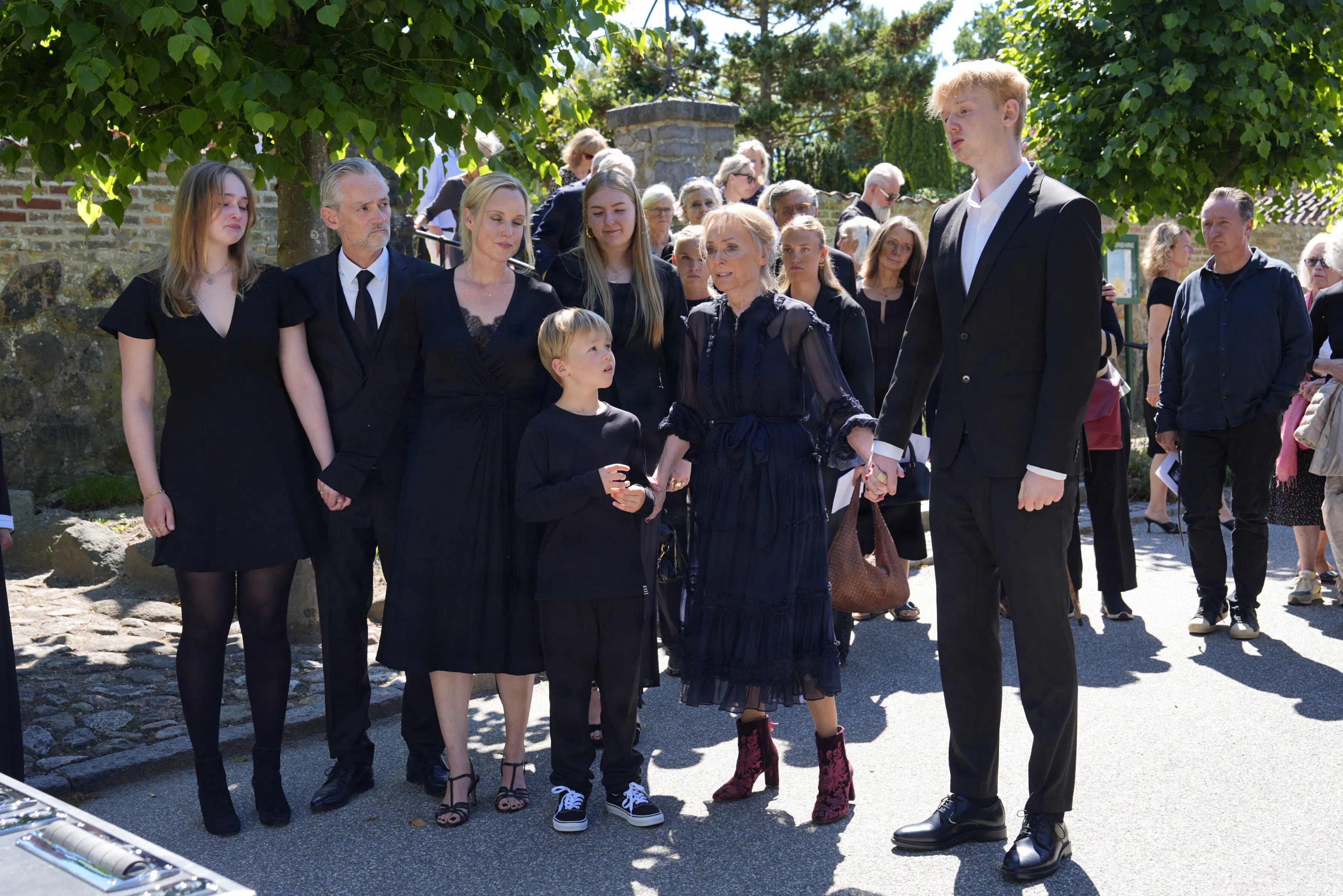 Grethe Dirckinck-Holmfeld omgivet af familie og venner.