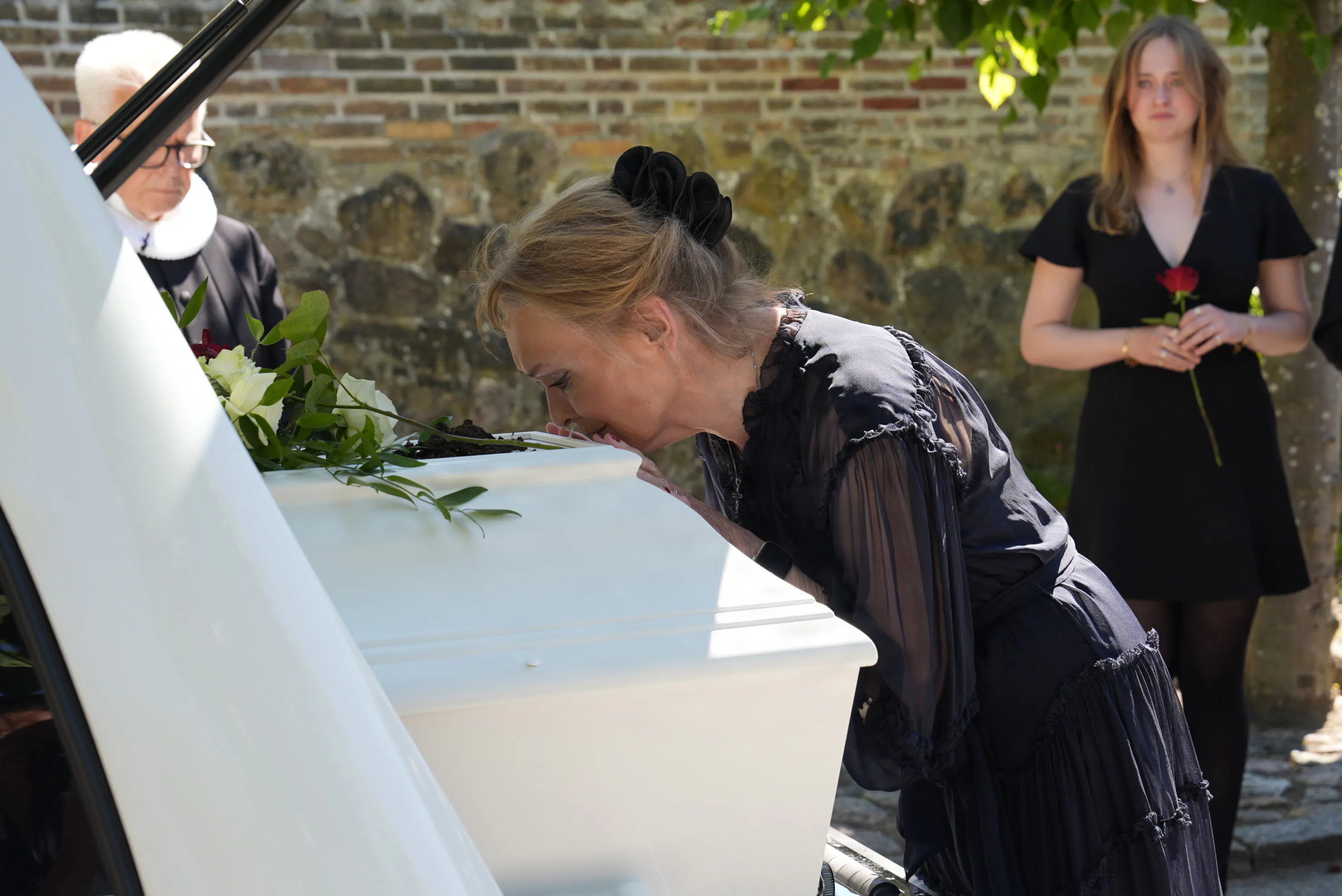 Grethe Dirckinck-Holmfeld kysser kisten farvel.