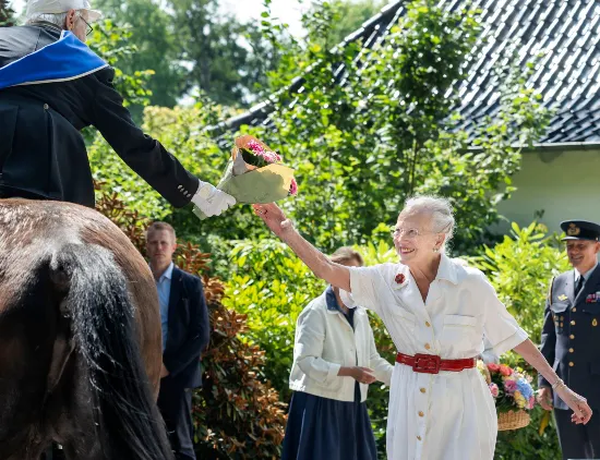Dronning Margrethe tog sidste år imod rytteroptoget, men sådan bliver det ikke denne sommer.m til gode dage på Graasten Slot.