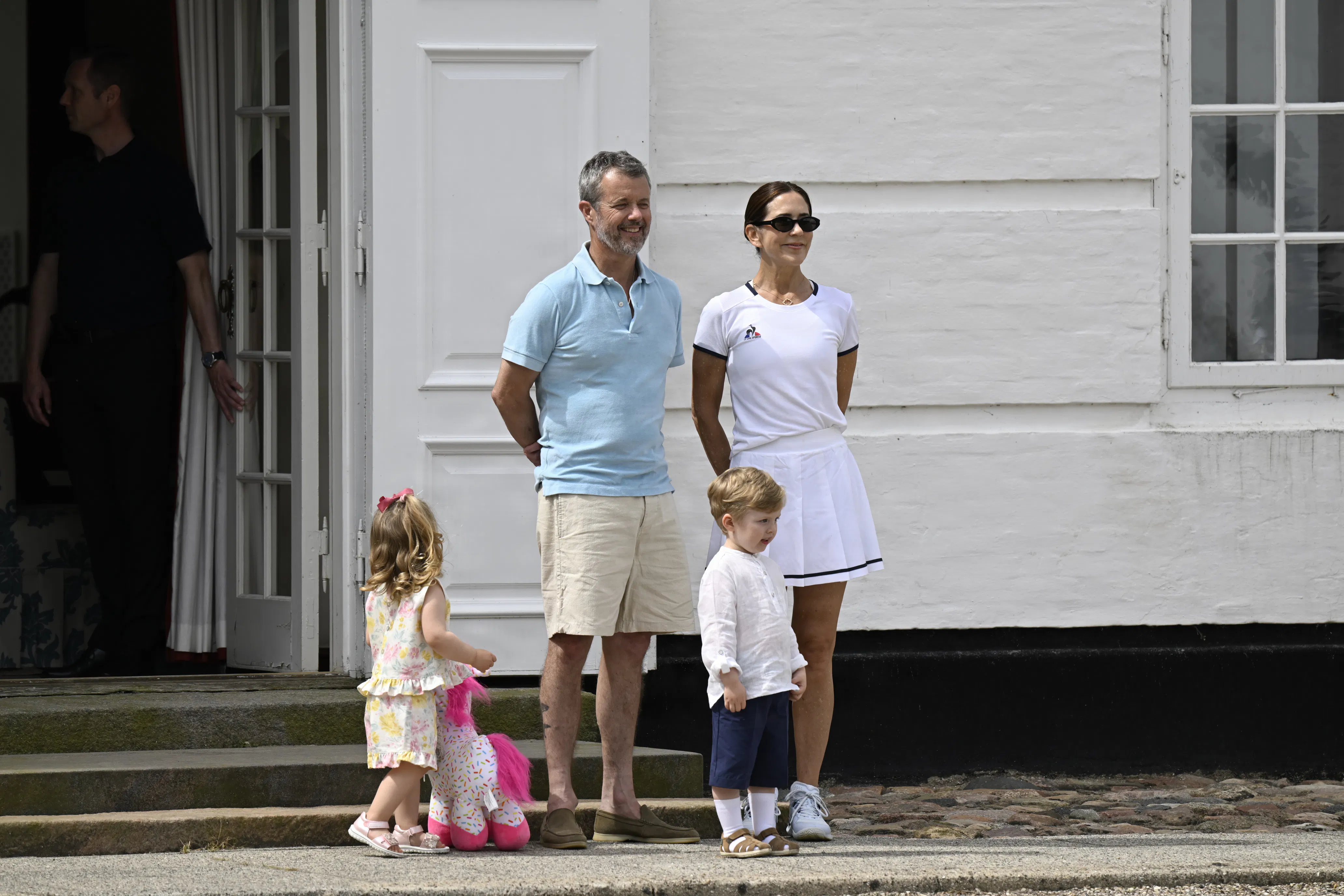 Dronning Mary i lårkort Wimbledon-look.