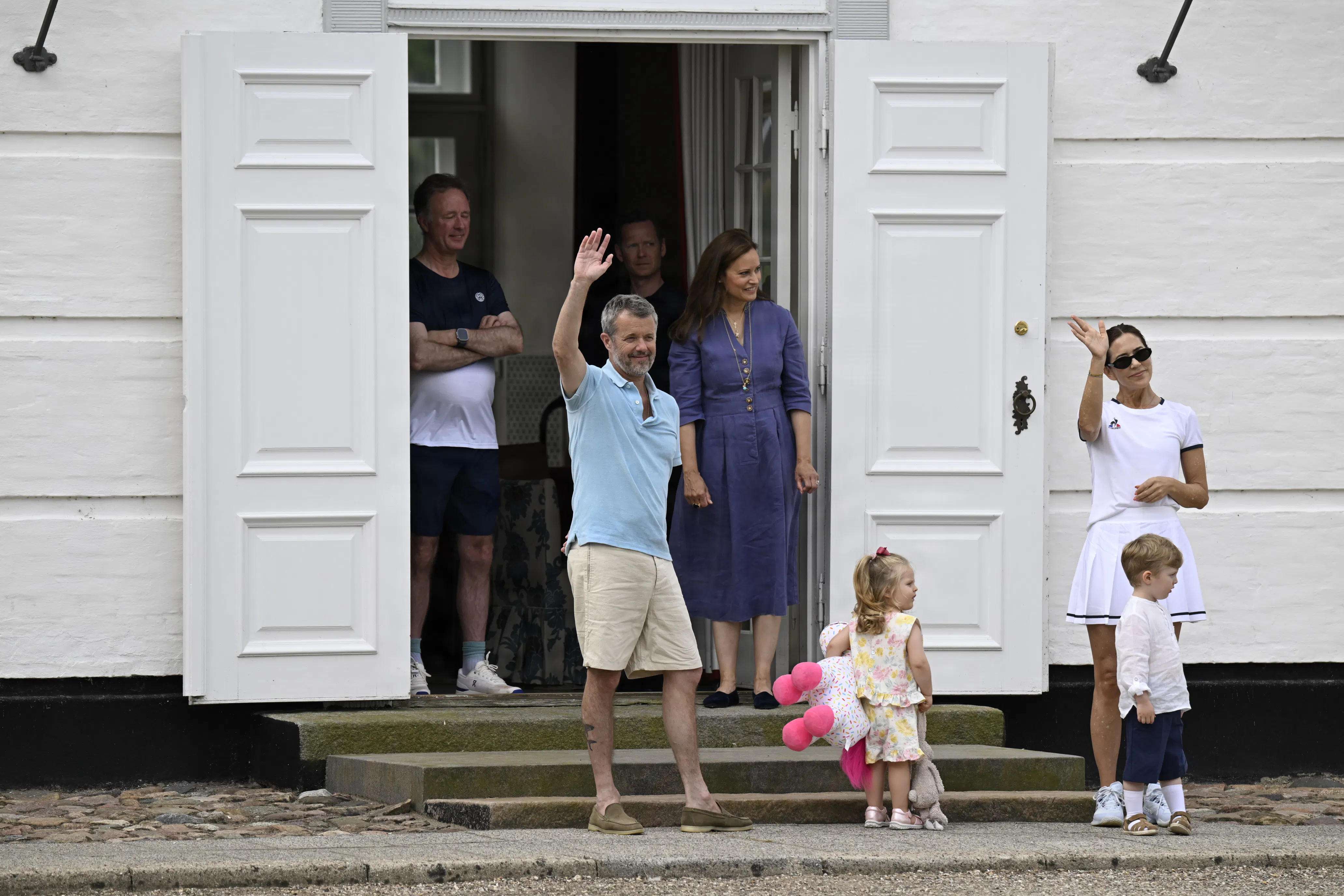 Prins Gustav og dronning Mary havde begge iført sig tennistøj. 