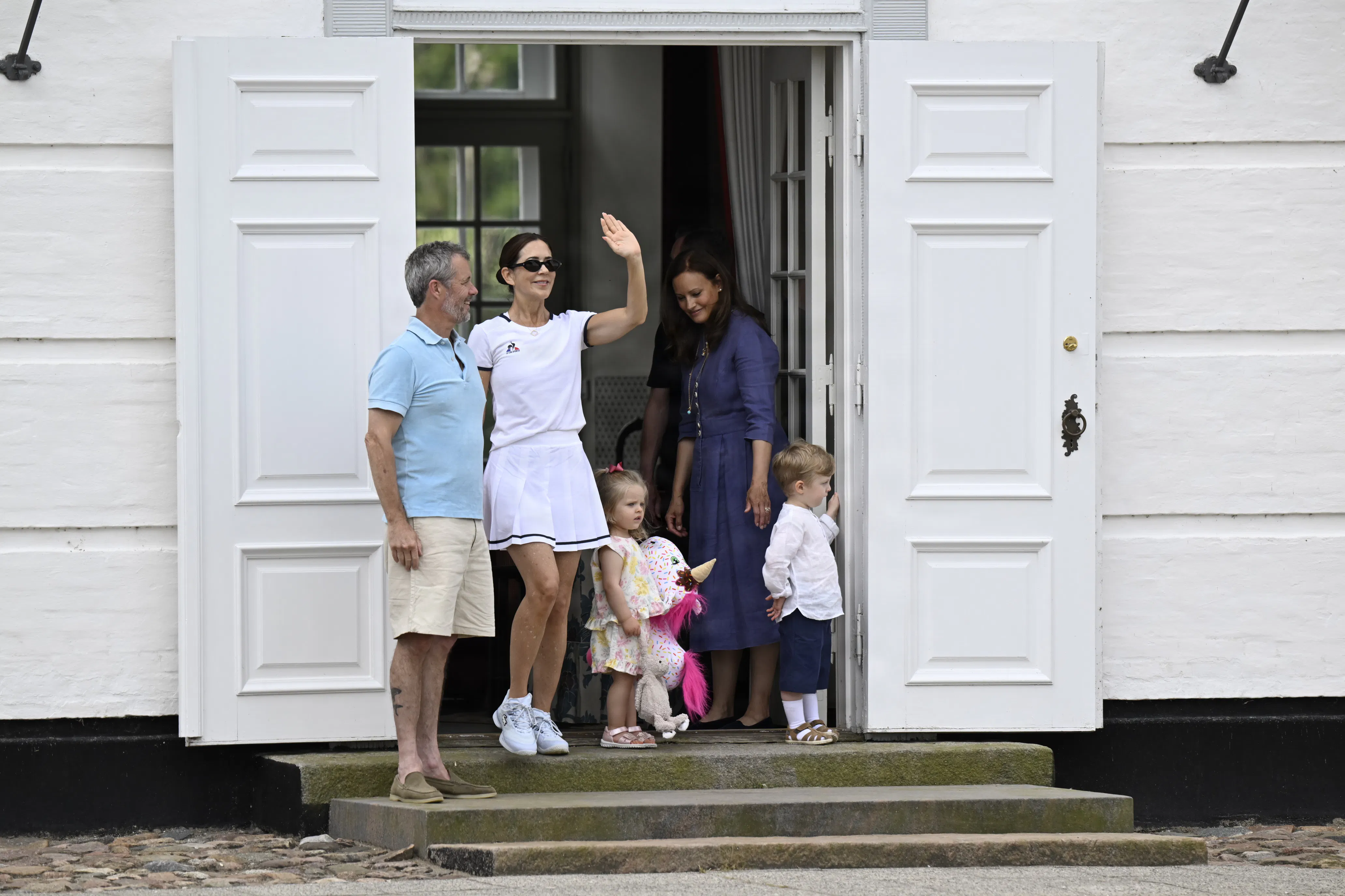 Dronning Mary vinker i det sporty-look.