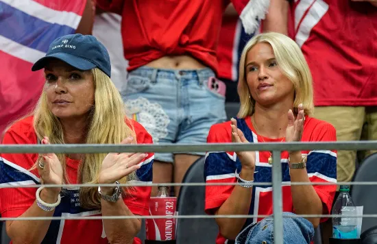 Ståle Solbakkens kone og datteren Ida hepper på Norge.