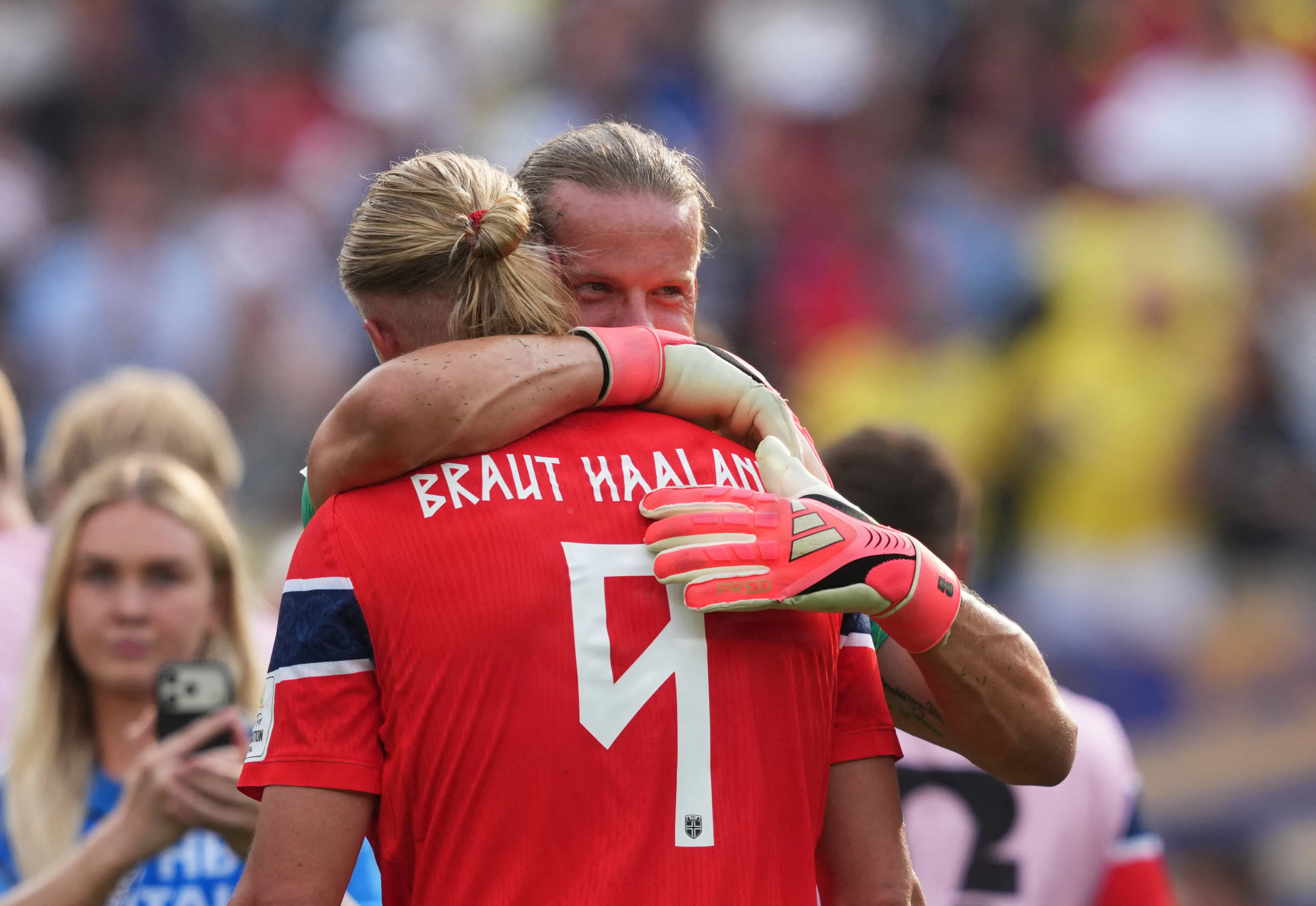 Der står "Braut Haaland" bag på angriberens landsholdstrøje.