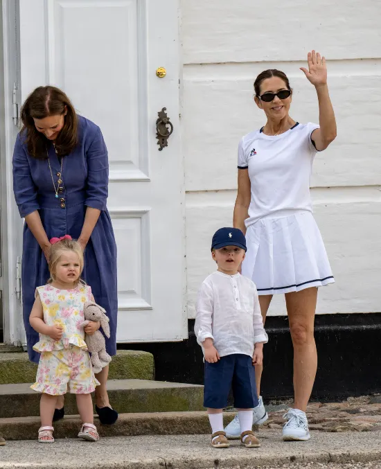 Gustav Albrech og lillesøster Mafalda var sammen med Mary og deres mor Carina i slotsgården.