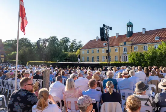 Møllerup Gods dannede rammen om sommerens fornemme forestilling med Verdensballeten. Her er Jens-Christian Wandt på scenen.