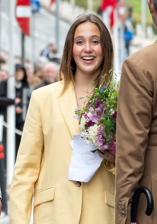Skøn sommerferie: Prinsesse Josephine på sejltur med veninderne |  BILLED-BLADET