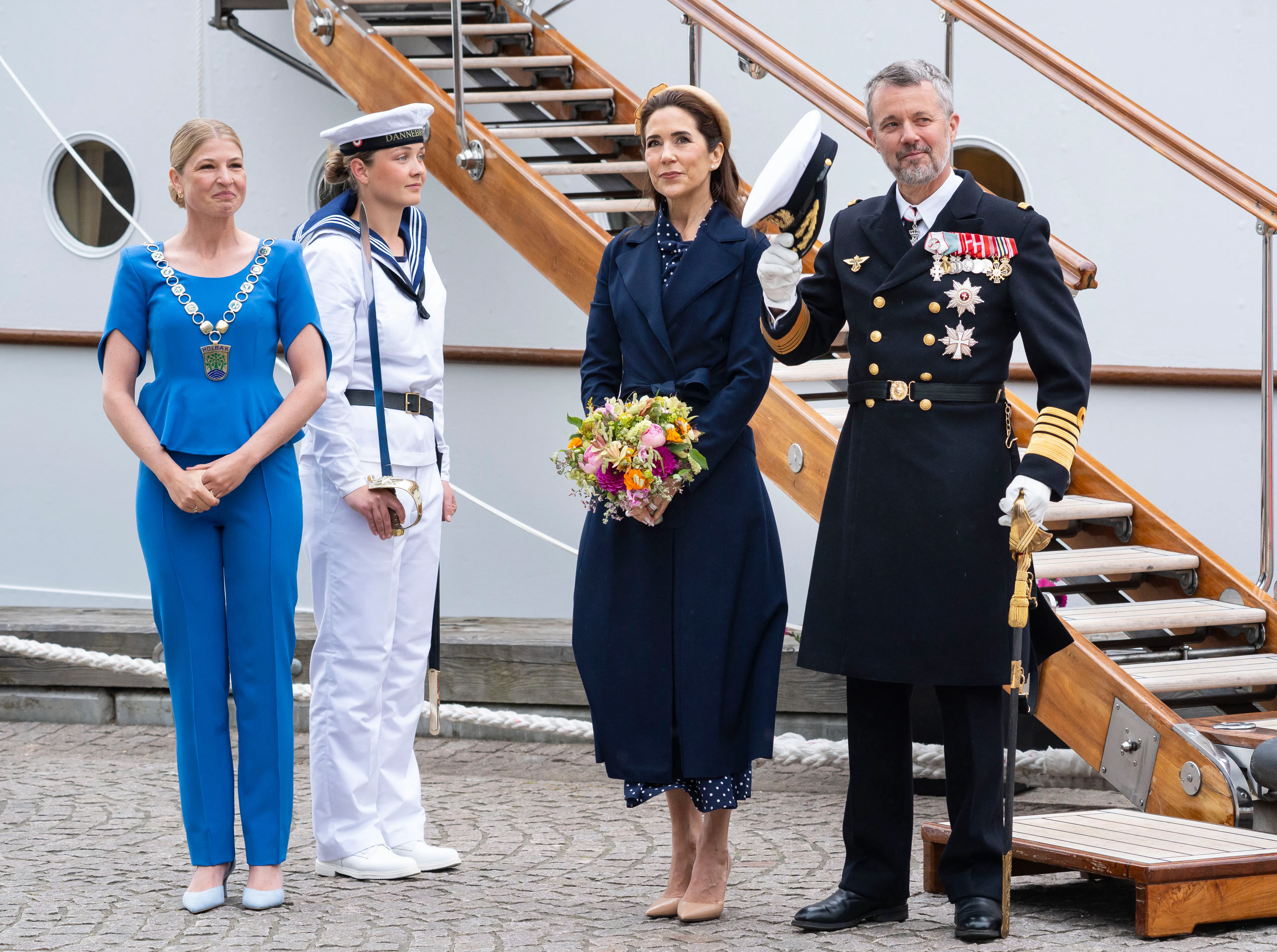 Borgmester Christina Krzyrosiak Hansen tog imod kongeparret ved ankomsten til Holbæk Kommune.