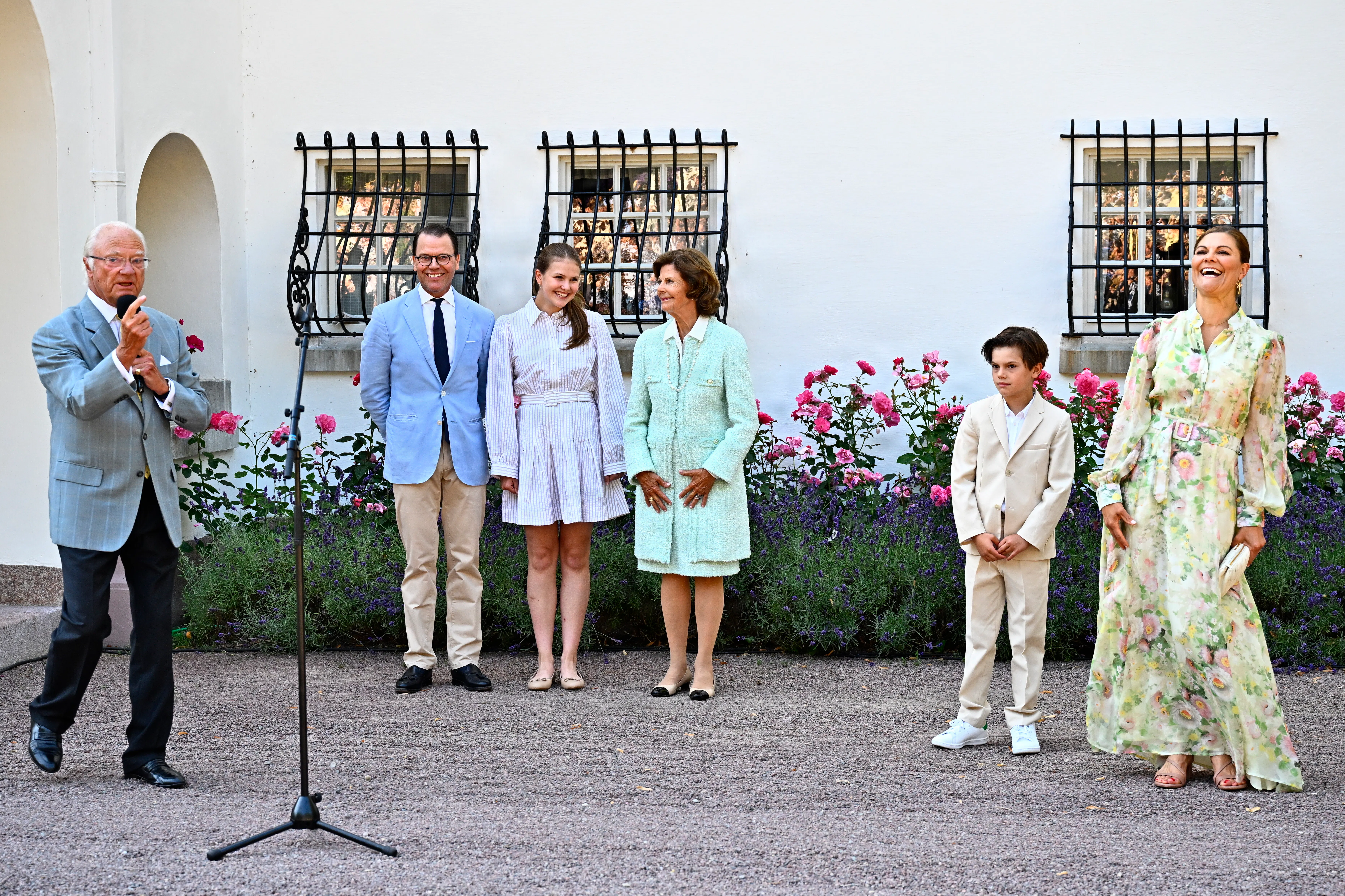 Carl Gustaf holder tale, mens Victoria, prins Oscar, prins Daniel, prinsesse Estelle og dronning Silvia lytter.