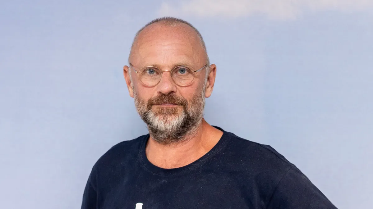 Henrik Qvortrup var ved at miste livet til en kødædende bakterie.
