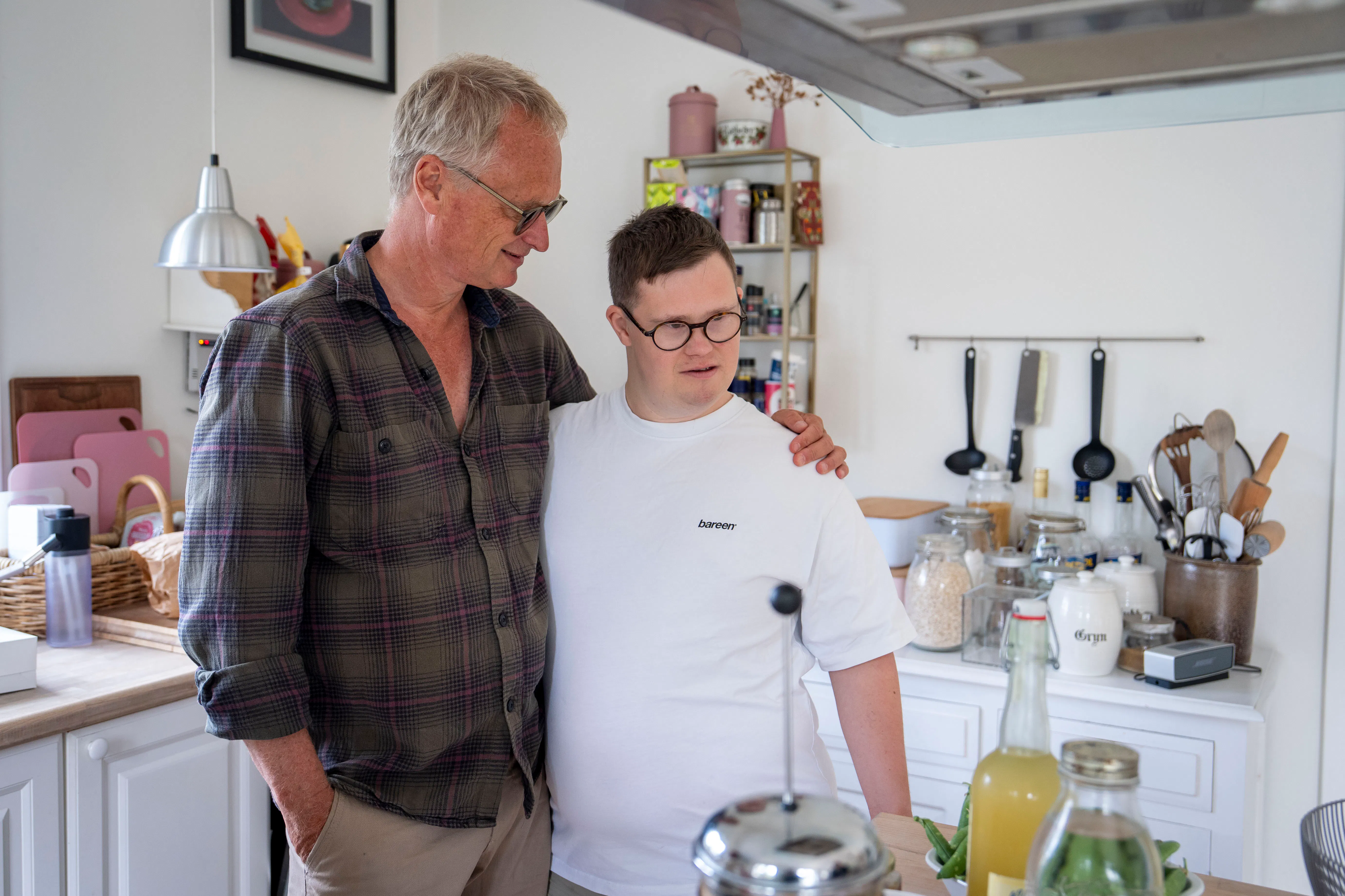 Lasse og far Henrik i sommerhus-køkkenet.