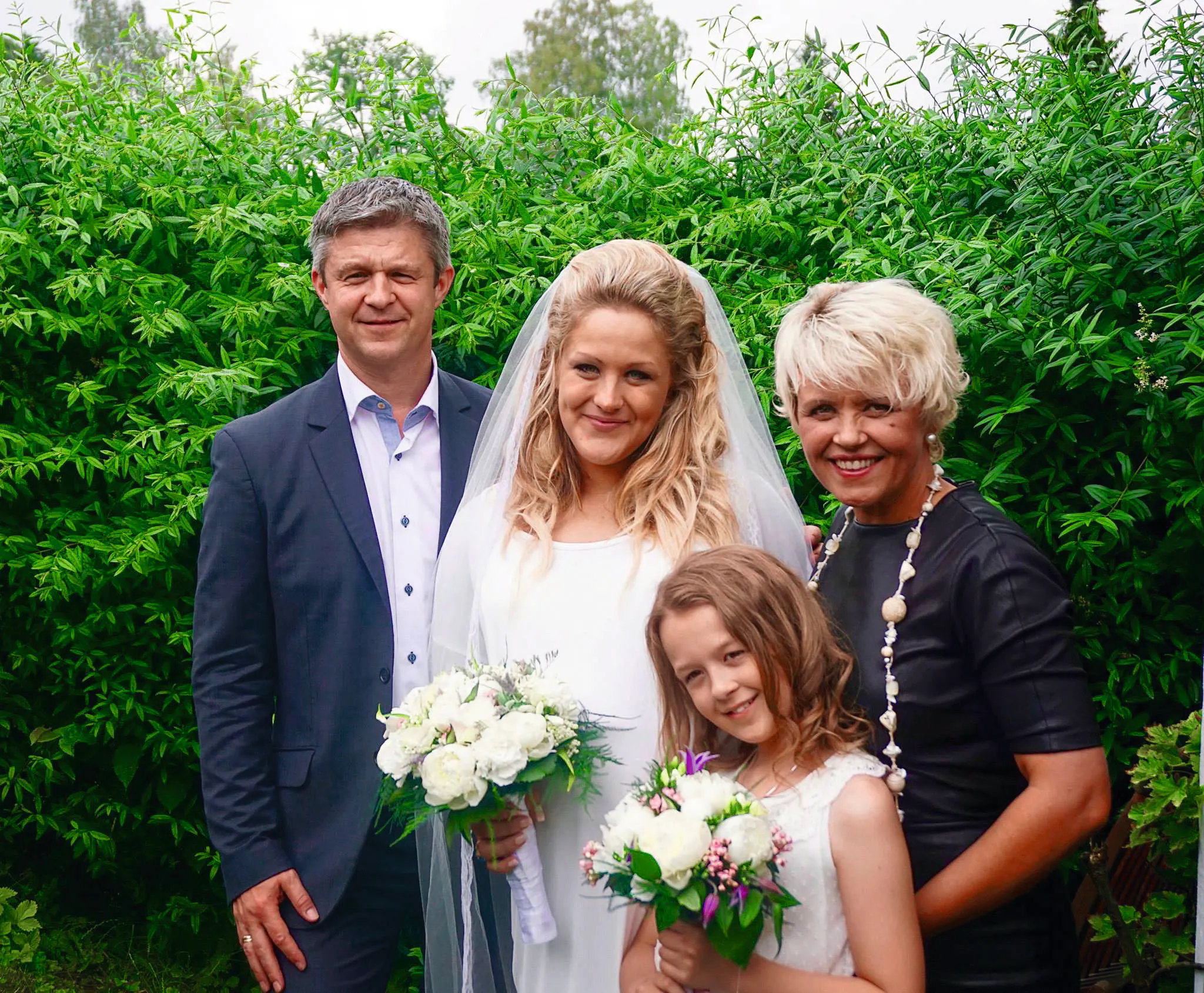 Camilla Dalsgaard med far Jesper og mor Soffie, samt lillesøster Lykke ved sit bryllup i 2015.