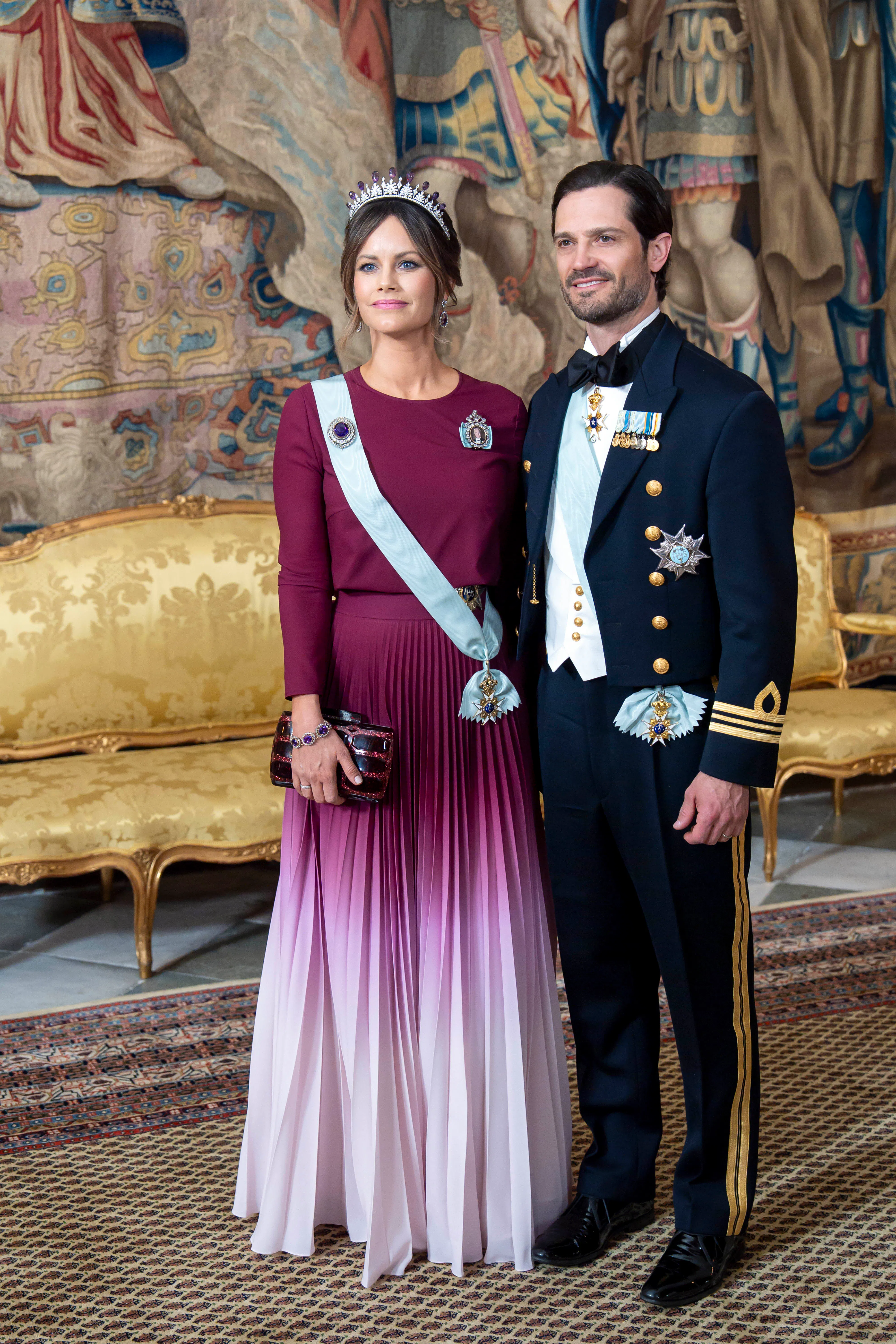 Her er prinsesse Sofia og prins Carl Philip ved gallamiddag i anledning af kong Carl Gustafs 80-års fødselsdag.