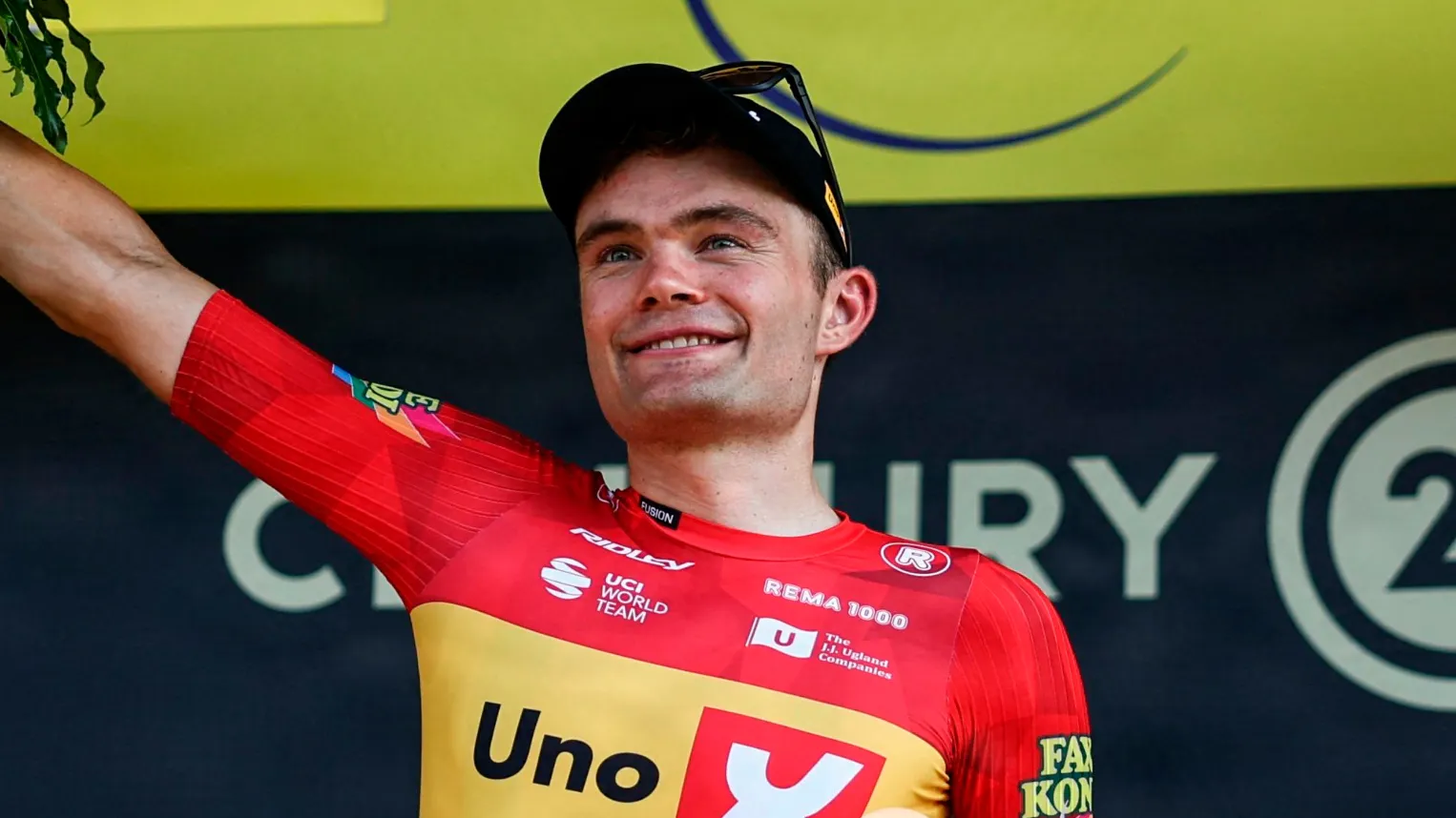 Den danske cykelrytter Anthon Charmig er røget ud af Tour de France.