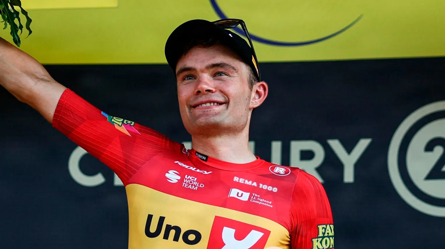 Den danske cykelrytter Anthon Charmig er røget ud af Tour de France.