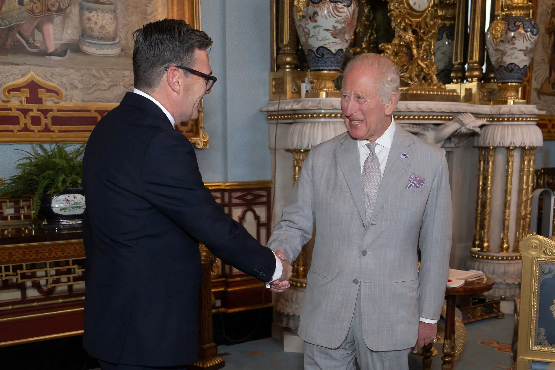 Kong Charles tog imod Andy Burnham på Buckingham Palace.
