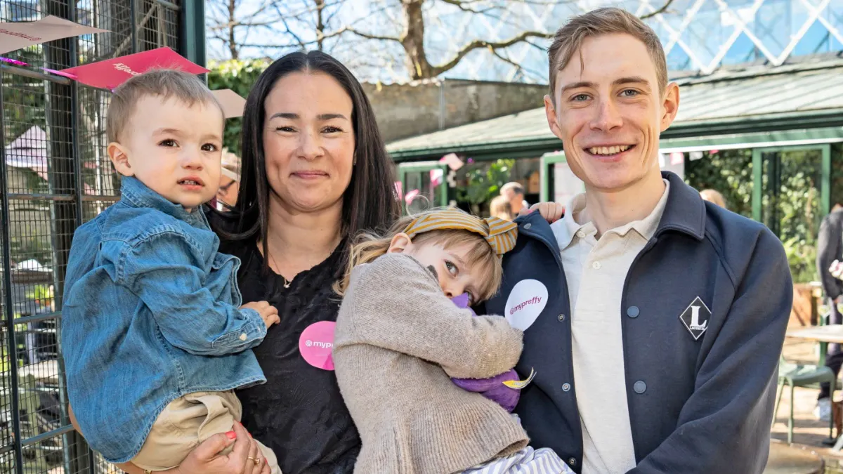 Jonas Vingegaard med hustruen Trine og børnene Hugo og Frida.