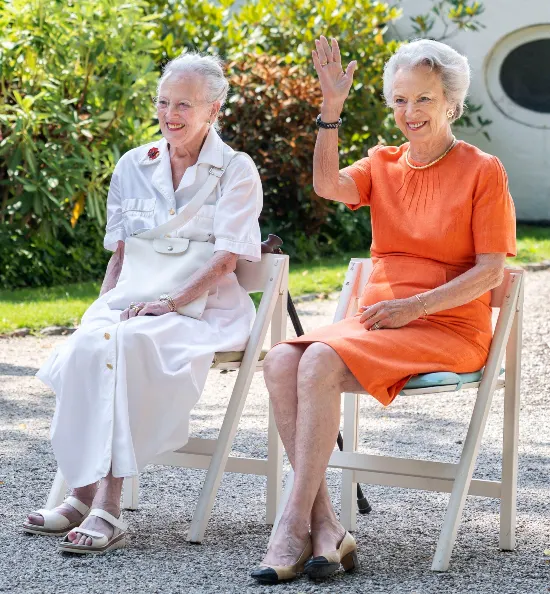 Dronning Margrethe og prinsesse Benedikte kan nyde hinandens selskab på Graasten Slot.
