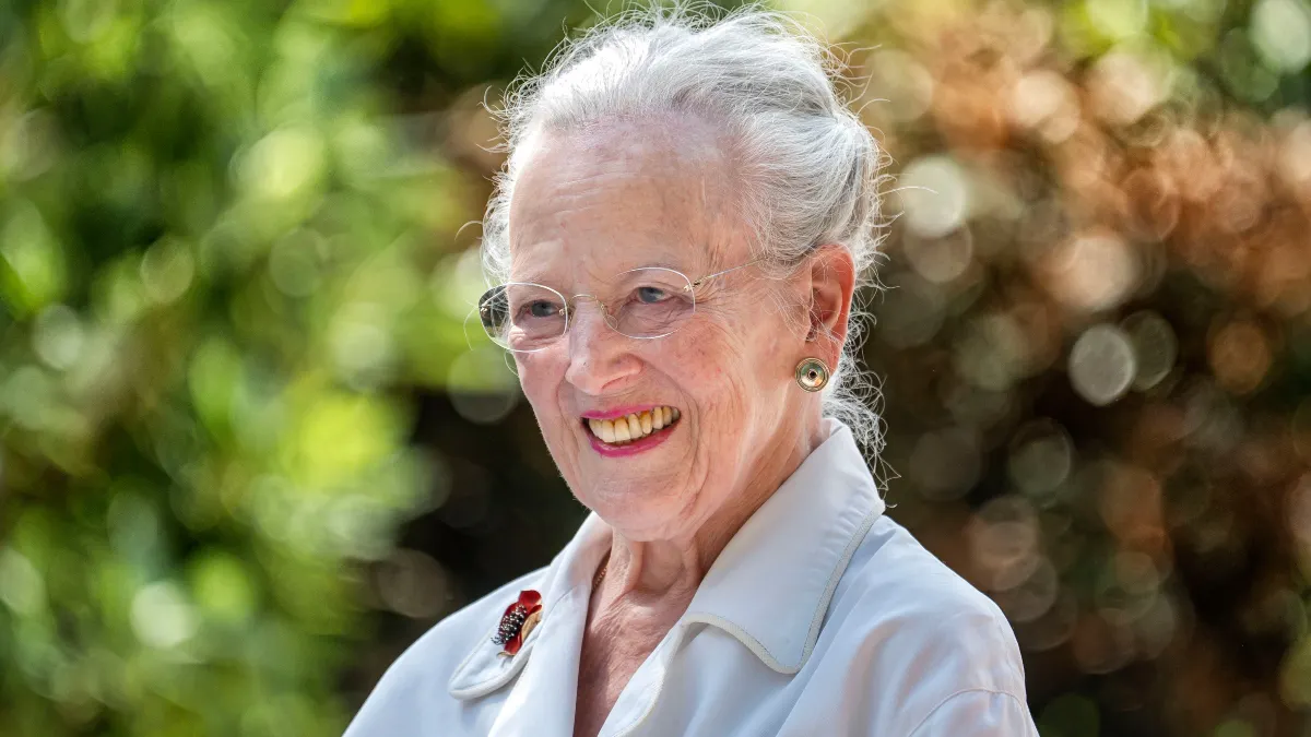 Dronning Margrethe hygger sig i godt selskab på Graasten Slot.