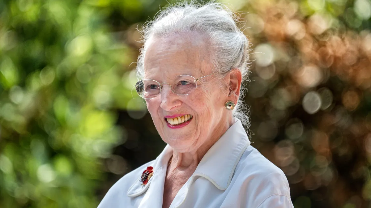 Dronning Margrethe hygger sig i godt selskab på Graasten Slot.