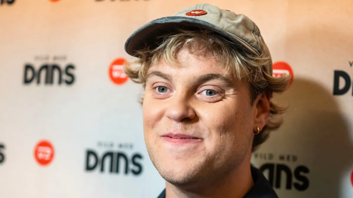 Hjalmer Larsen khoe bạn gái Olivia.