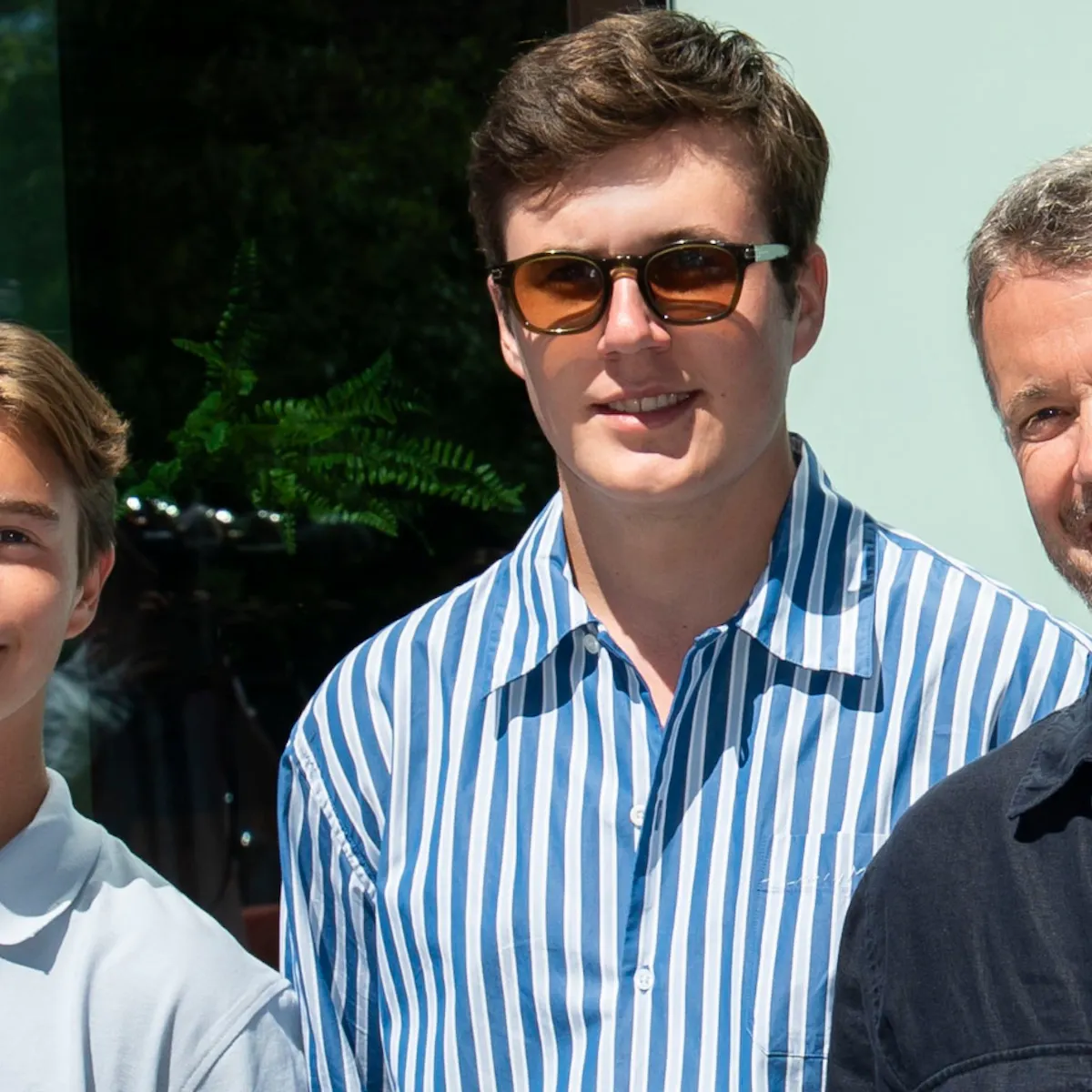 Under familiens sommerferie: Kong Frederik og sønnerne slog flere gange vejen forbi | BILLED-BLADET