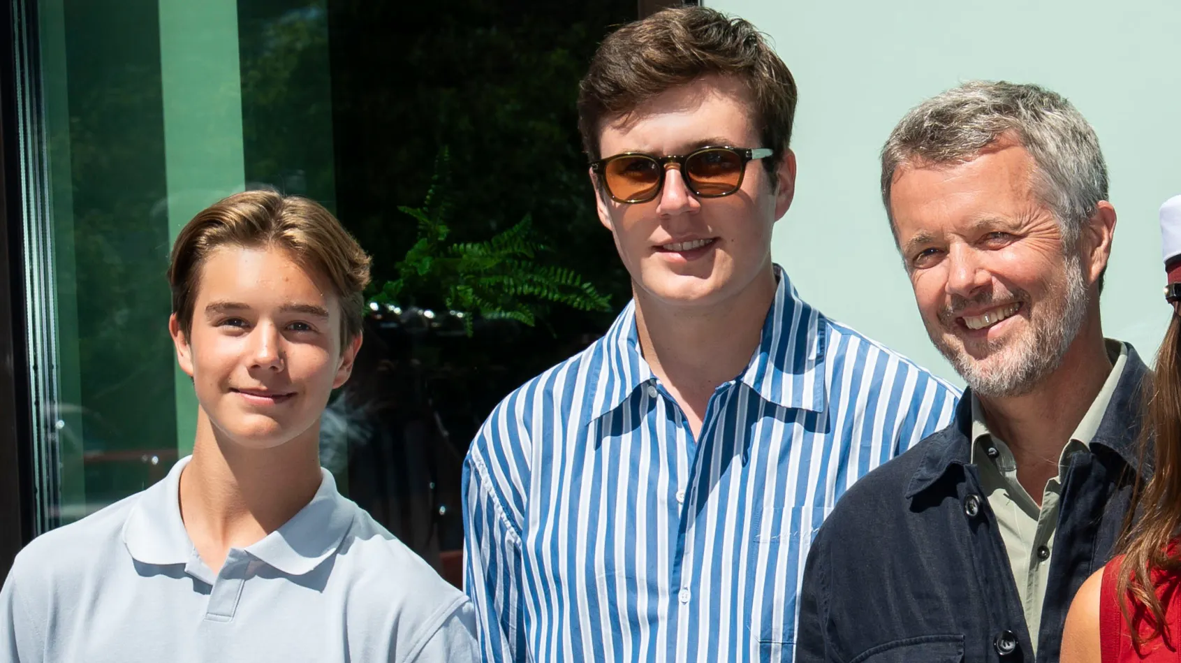 Under familiens sommerferie: Kong Frederik og sønnerne slog flere gange vejen forbi | BILLED-BLADET