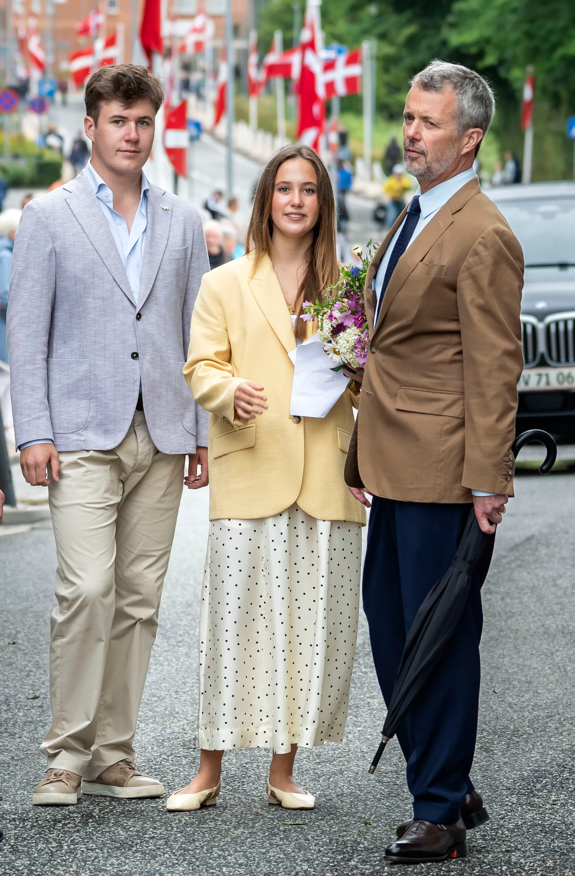 Prinsesse Josephine i cremefarvet nederdel med prikker og en gul blazer samt sandaler i creme fra danske Apair.