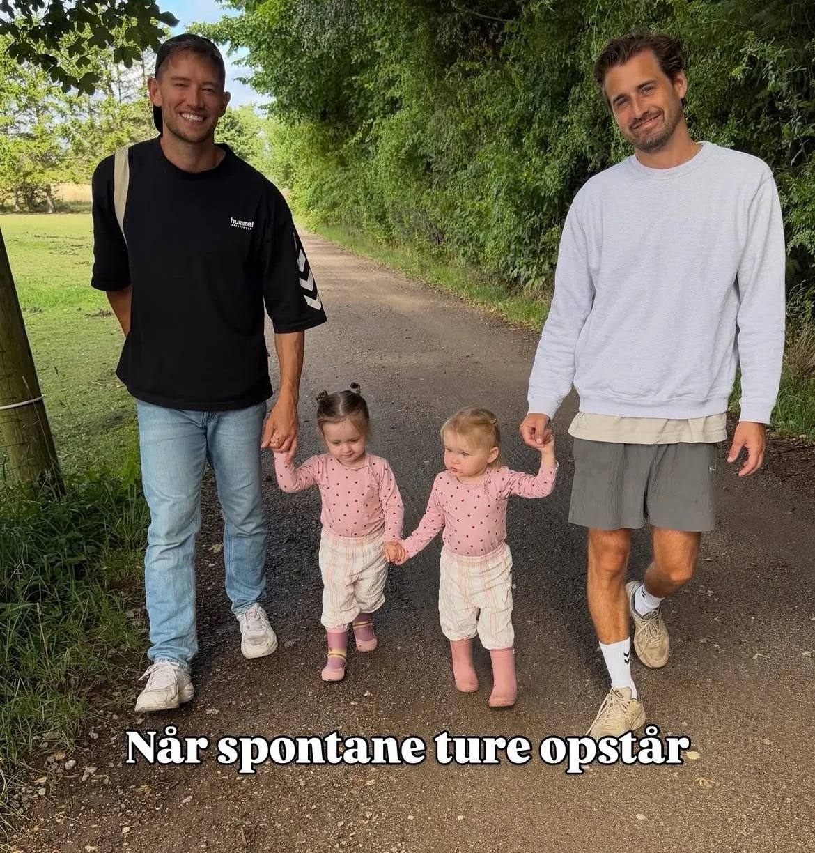Morten Kjeldgaard og Frederik Haun på tur med Emma (tv) og Nora.