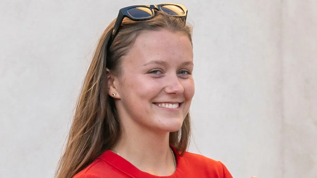 I højt humør på skøn sommerdag: Prinsesse Isabella har taget veninderne med på sejltur | BILLED-BLADET