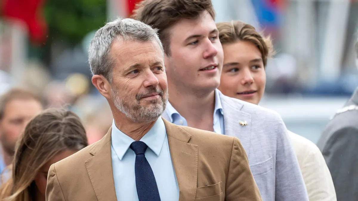 Kong Frederik sammen med sine sønner ved den seneste officielle opgave i Gråsten i begyndelsen af juli.