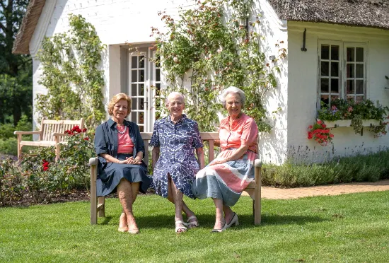 Anne-Marie, Margrethe og Benedikte satte sig på en bænk foran Prinsessehuset, da de lod sig fotografere for et år siden.