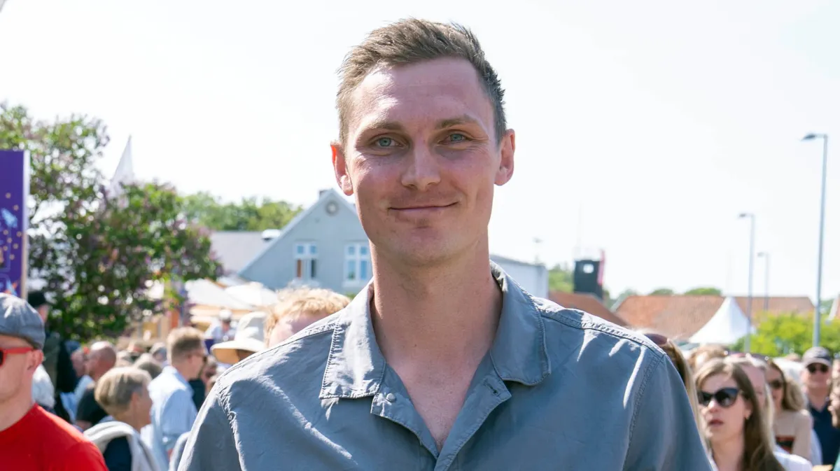 Viktor Axelsen hygger sig på familieferie.