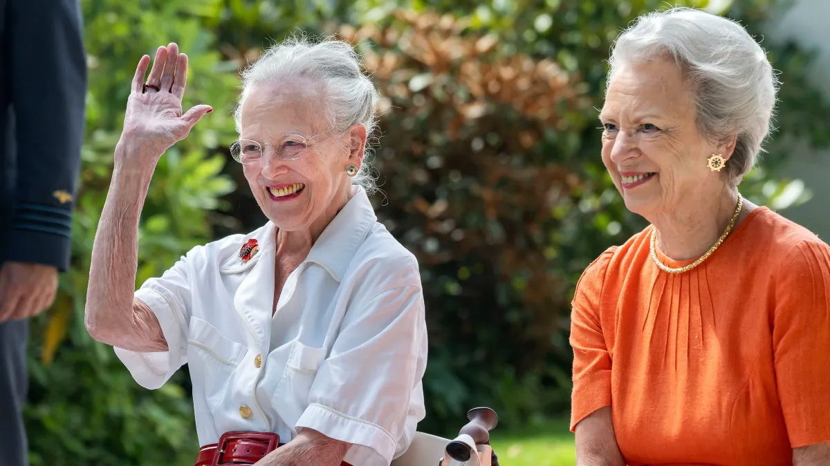 Dronning Margrethe og prinsesse Benedikte overraskede de lokale i Adsbøl.