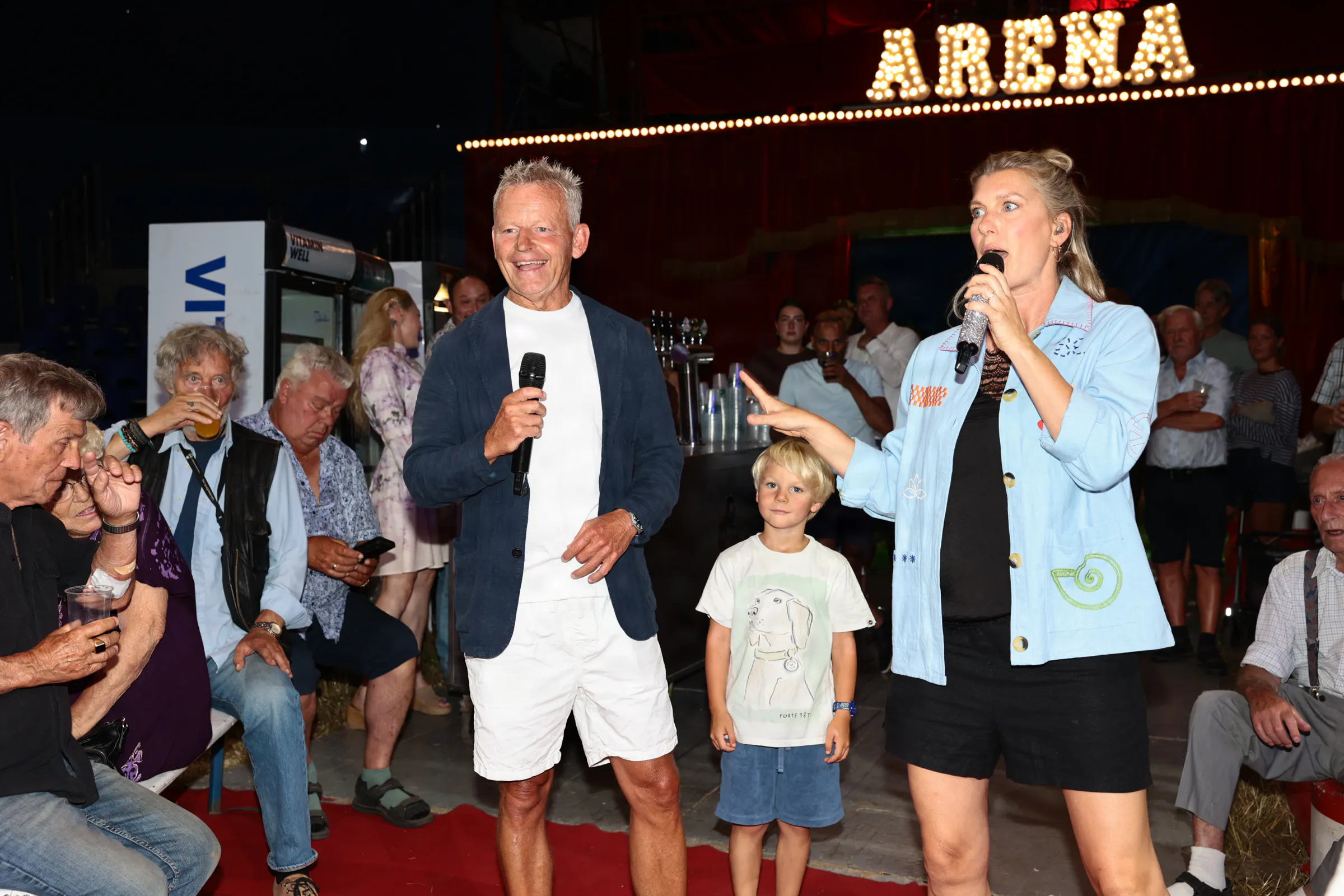 Bubber og Malen Qvist på scenen med sønnen Alfred.