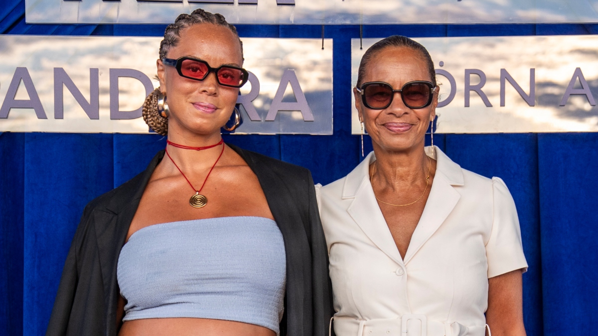 Stolt Jacqueline Friis-Mikkelsen: Gravid datter viste sin flotte mave frem  i ægte Rihanna-stil | BILLED-BLADET