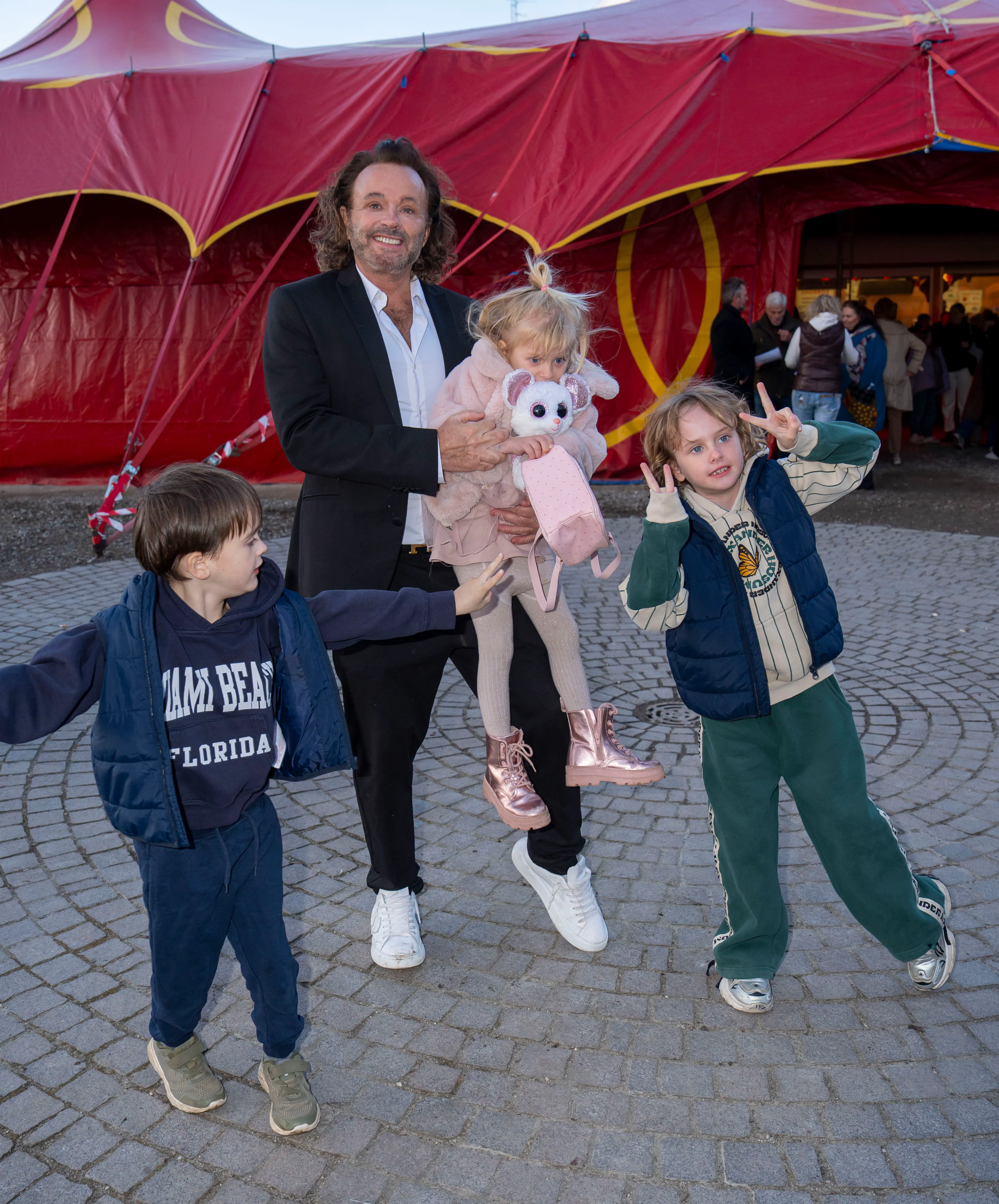 Dennis Knudsen i Cirkus Arena med sine tre børn -fra venstre Noah, Aura og Lucas.  