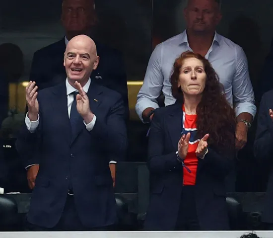 FIFA-præsident Gianni Infantino og Lise Klaveness fra Norges Fodboldforbund, som her ses på VIP-pladserne ved VM i USA, er ikke just perlevenner. Klaveness er en af Infantinos største kritikere.
