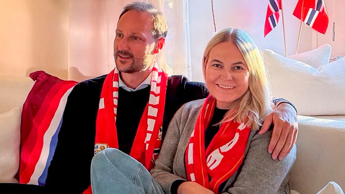 Kronprins Haakon og kronprinsesse Mette-Marit er store fodboldfans, og de bakker op om det norske herre- og kvindelandshold og om det nationale fodboldforbunds præsident.