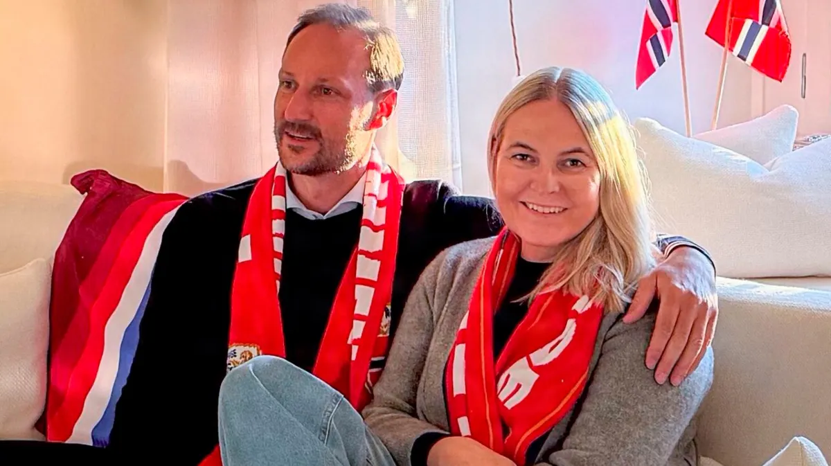 Kronprins Haakon og kronprinsesse Mette-Marit er store fodboldfans, og de bakker op om det norske herre- og kvindelandshold og om det nationale fodboldforbunds præsident.