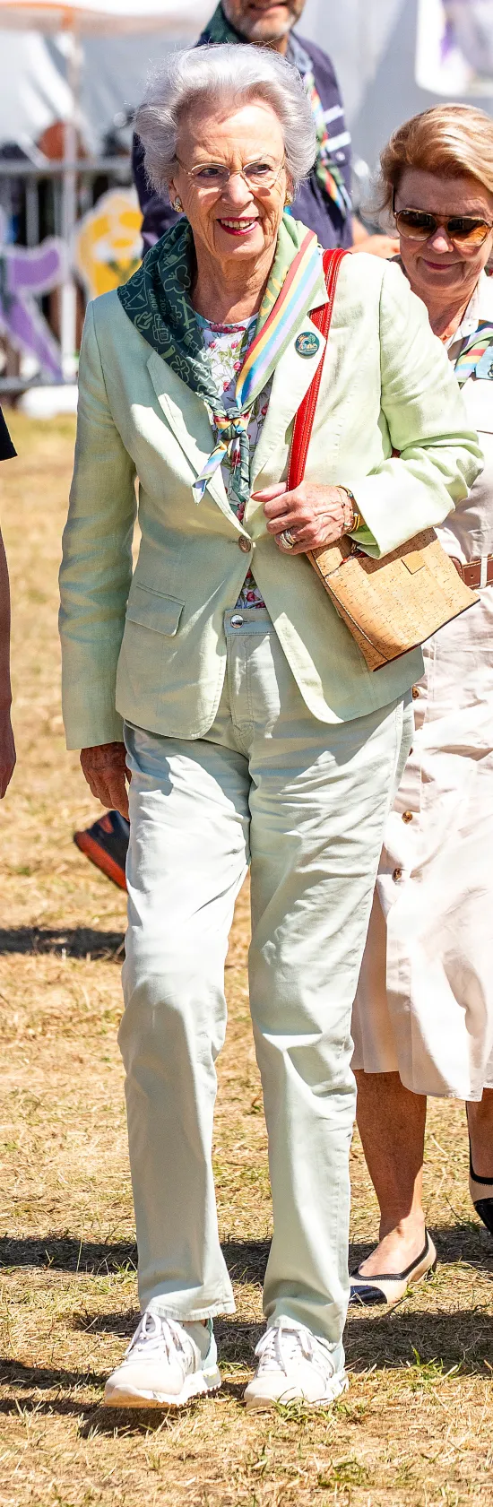 Prinsesse Benedikte på sommerbesøg hos spejderne.