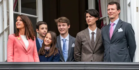 Prinsesse Marie og prins Joachim nyder at være sammen med deres børn Athena og Henrik på Schackenborg, som også Joachims store drenge Nikolai og Felix elsker.