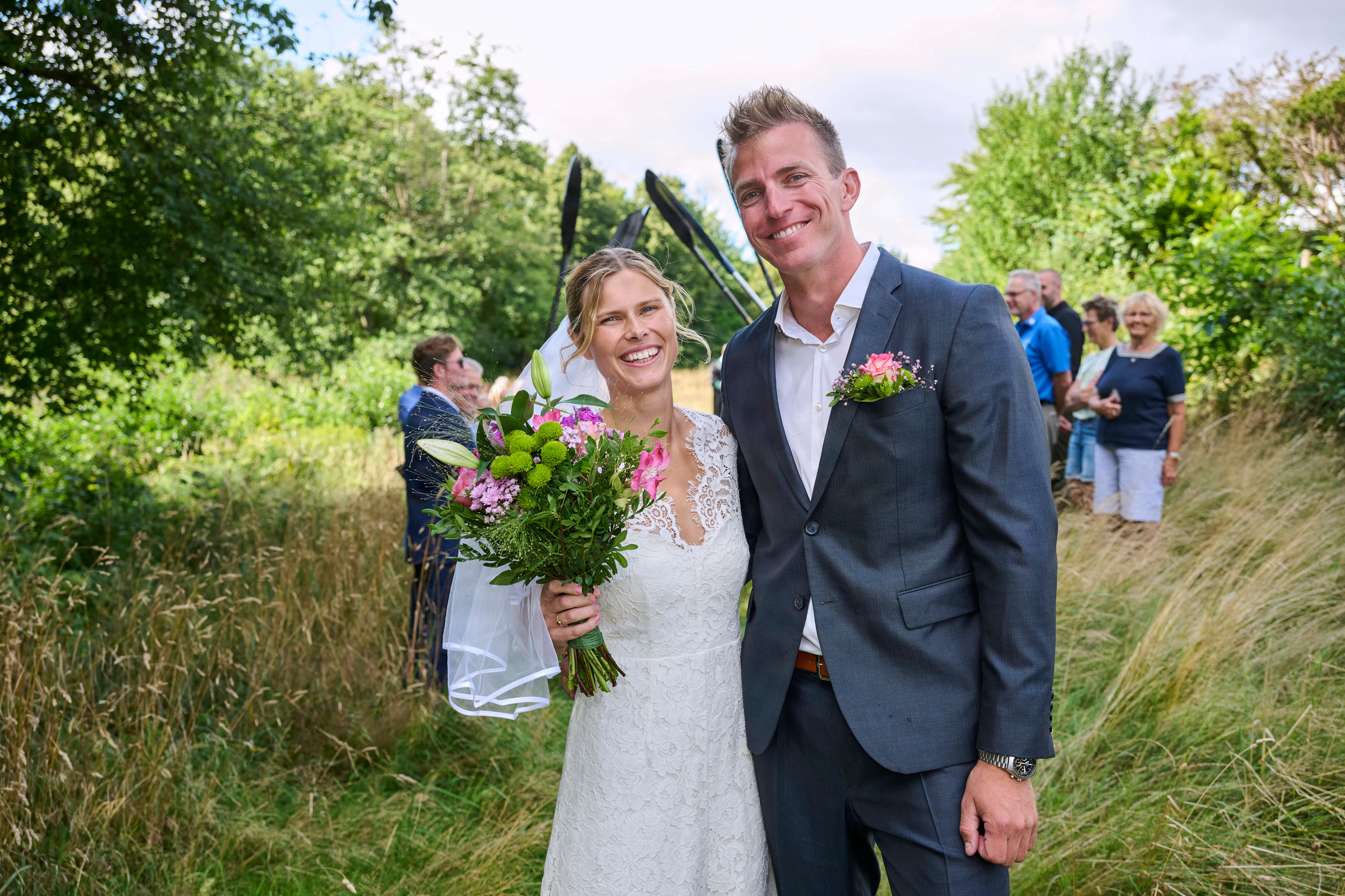 René Holten Poulsen og Birgitte blev viet hjemme i haven.