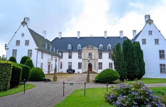 Det er i Sydfløjen af Schackenborg Slot, at prinsefamilien bor, når de er i Sønderjylland. Når de kongelige træder ind i slotsgården, drejer de til venstre, går ind ad døren, og så er de hjemme.